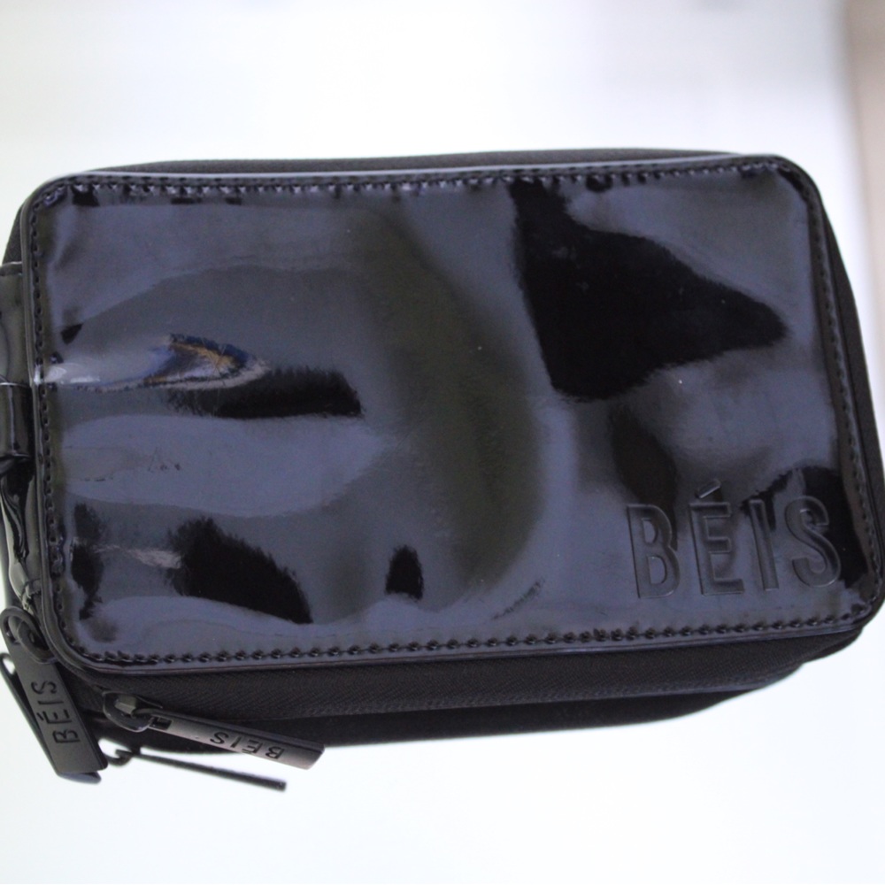 BÉIS Like New Black Crossbody Travel Wallet